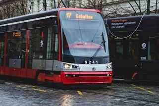 „Aby ses, bábo, nezbláznila,“ řekla juniorka seniorce v pražské tramvaji - Médium.cz